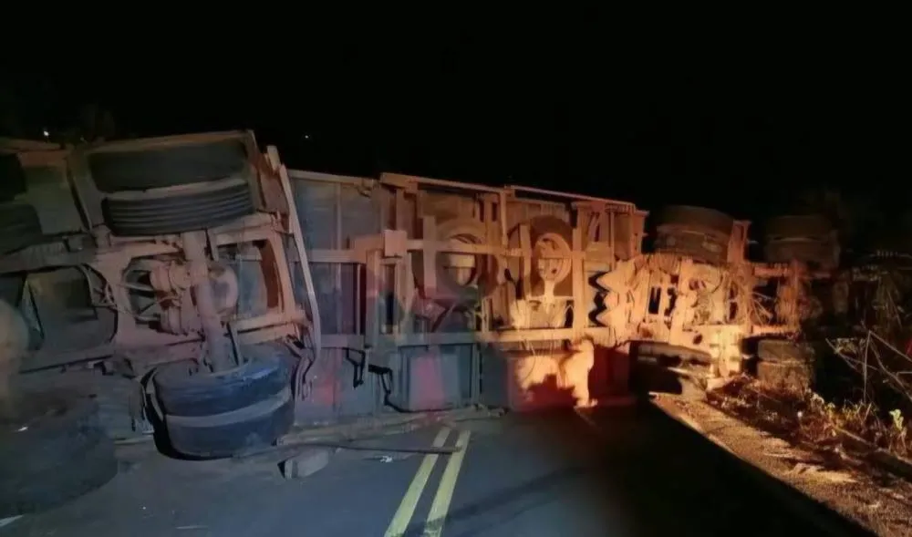 Carreta tomba na PA-150 e deixa trânsito interditado entre Tailândia e Goianésia no Pará