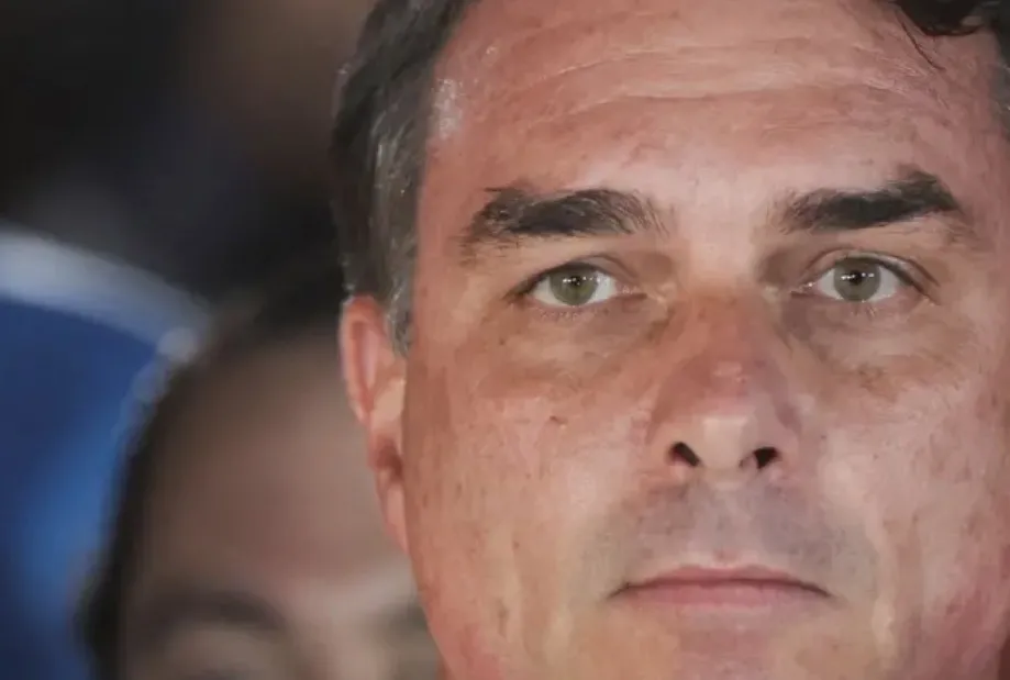 Prazo para Flávio Bolsonaro entregar passaportes vence, e caso repercute no Congresso Nacional 